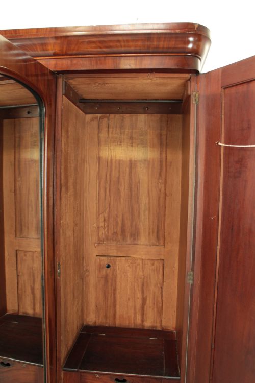 VICTORIAN MAHOGANY THREE DOOR FITTED WARDROBE - ADDITIONAL PHOTO 18