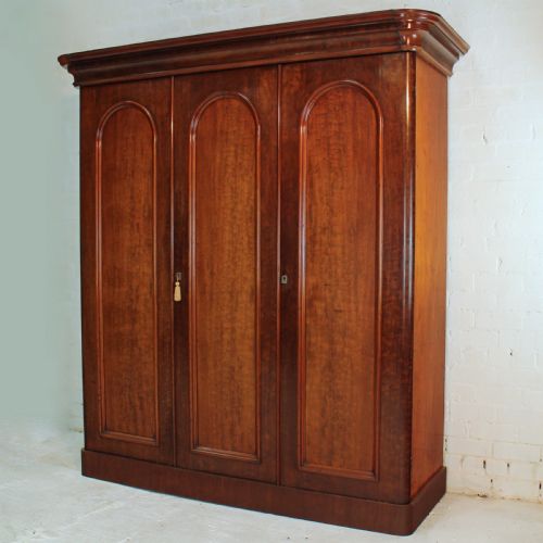 VICTORIAN MAHOGANY THREE DOOR FITTED WARDROBE C1870 - ADDITIONAL PHOTO 1