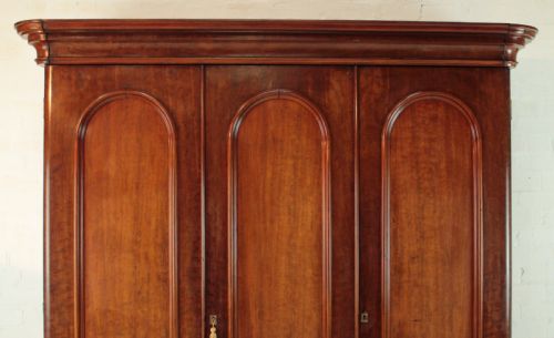 VICTORIAN MAHOGANY THREE DOOR FITTED WARDROBE C1870 - ADDITIONAL PHOTO 3
