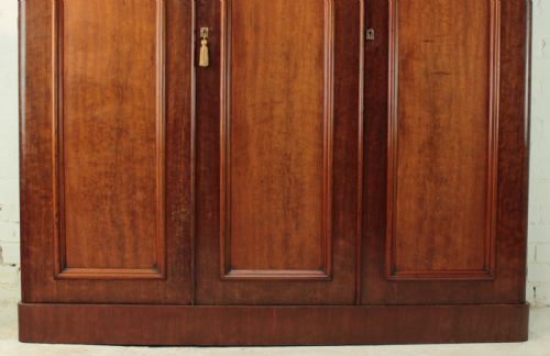 VICTORIAN MAHOGANY THREE DOOR FITTED WARDROBE C1870 - ADDITIONAL PHOTO 4