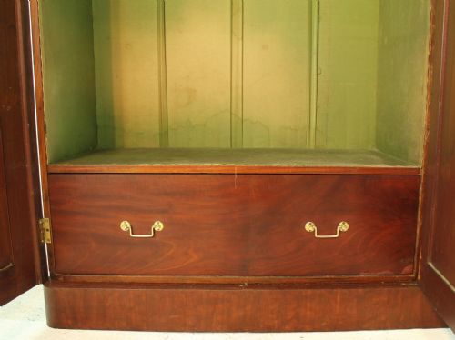 VICTORIAN MAHOGANY THREE DOOR FITTED WARDROBE C1870 - ADDITIONAL PHOTO 16