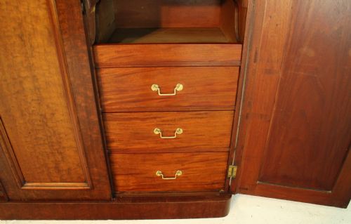 VICTORIAN MAHOGANY THREE DOOR FITTED WARDROBE C1870 - ADDITIONAL PHOTO 25