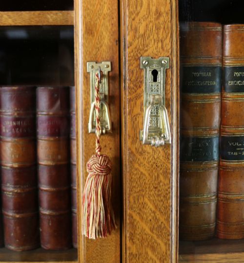 VICTORIAN ART NOUVEAU OAK BREAKFRONT BOOKCASE ATTRIBUTED TO MAPLE CO - ADDITIONAL PHOTO 16