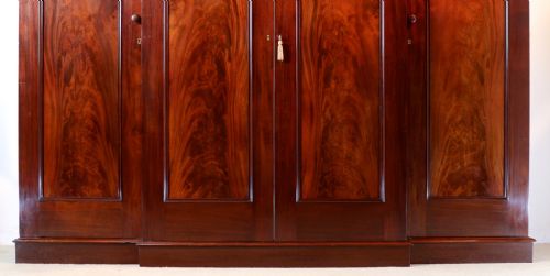 19TH CENTURY IRISH MAHOGANY BREAKFRONT WARDROBE BY ROBERT STRAHAN OF DUBLIN - ADDITIONAL PHOTO 4