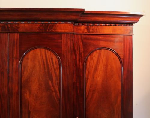 19TH CENTURY IRISH MAHOGANY BREAKFRONT WARDROBE BY ROBERT STRAHAN OF DUBLIN - ADDITIONAL PHOTO 7
