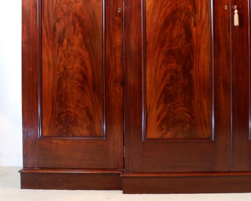 19TH CENTURY IRISH MAHOGANY BREAKFRONT WARDROBE BY ROBERT STRAHAN OF DUBLIN - ADDITIONAL PHOTO 8