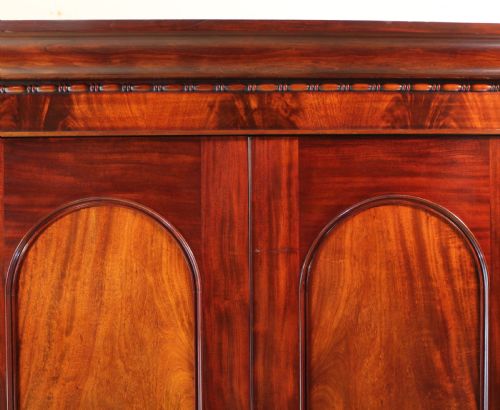 19TH CENTURY IRISH MAHOGANY BREAKFRONT WARDROBE BY ROBERT STRAHAN OF DUBLIN - ADDITIONAL PHOTO 11