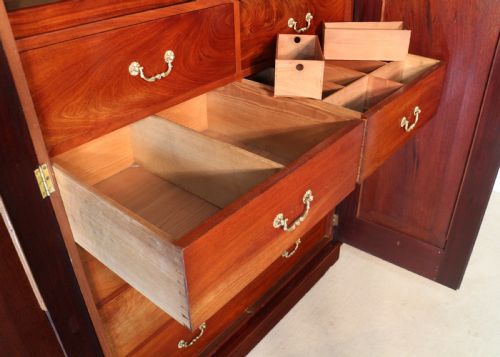 19TH CENTURY IRISH MAHOGANY BREAKFRONT WARDROBE BY ROBERT STRAHAN OF DUBLIN - ADDITIONAL PHOTO 15