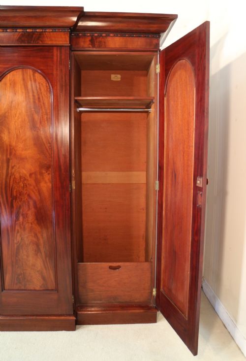 19TH CENTURY IRISH MAHOGANY BREAKFRONT WARDROBE BY ROBERT STRAHAN OF DUBLIN - ADDITIONAL PHOTO 17