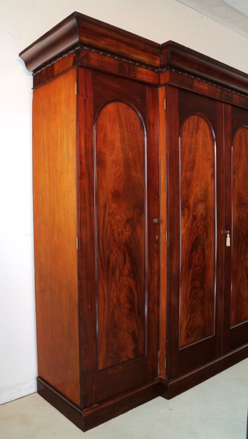 19TH CENTURY IRISH MAHOGANY BREAKFRONT WARDROBE BY ROBERT STRAHAN OF DUBLIN - ADDITIONAL PHOTO 21