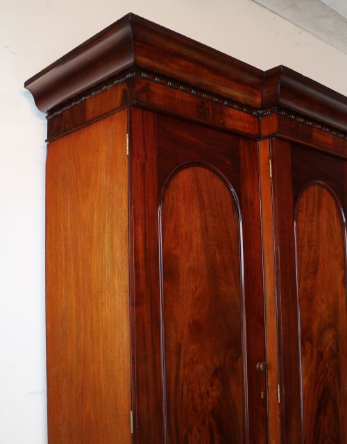 19TH CENTURY IRISH MAHOGANY BREAKFRONT WARDROBE BY ROBERT STRAHAN OF DUBLIN - ADDITIONAL PHOTO 22