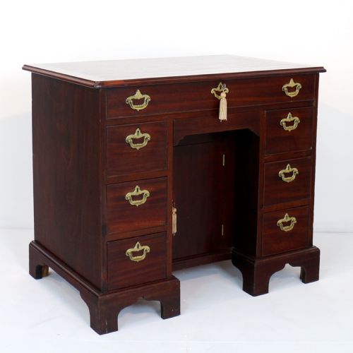 GEORGE II RED WALNUT KNEEHOLE FITTED DESK DRESSING TABLE - ADDITIONAL PHOTO 3
