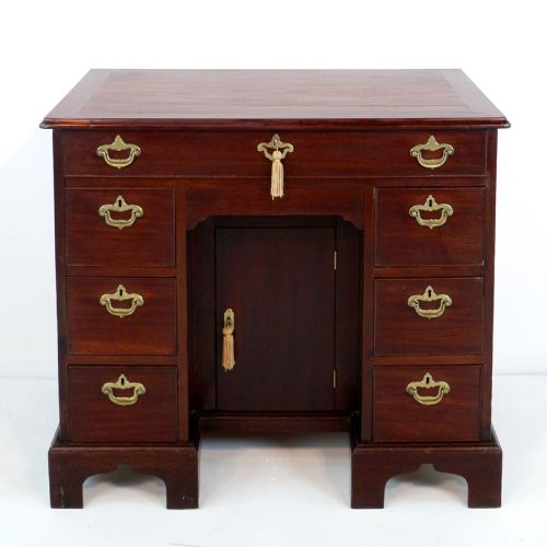 GEORGE II RED WALNUT KNEEHOLE FITTED DESK DRESSING TABLE - ADDITIONAL PHOTO 5