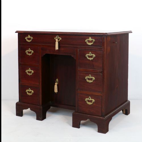 GEORGE II RED WALNUT KNEEHOLE FITTED DESK DRESSING TABLE - ADDITIONAL PHOTO 10