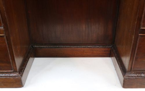 GEORGE III CHIPPENDALE STYLE MAHOGANY FREESTANDING KNEEHOLE LIBRARY DESK - ADDITIONAL PHOTO 9