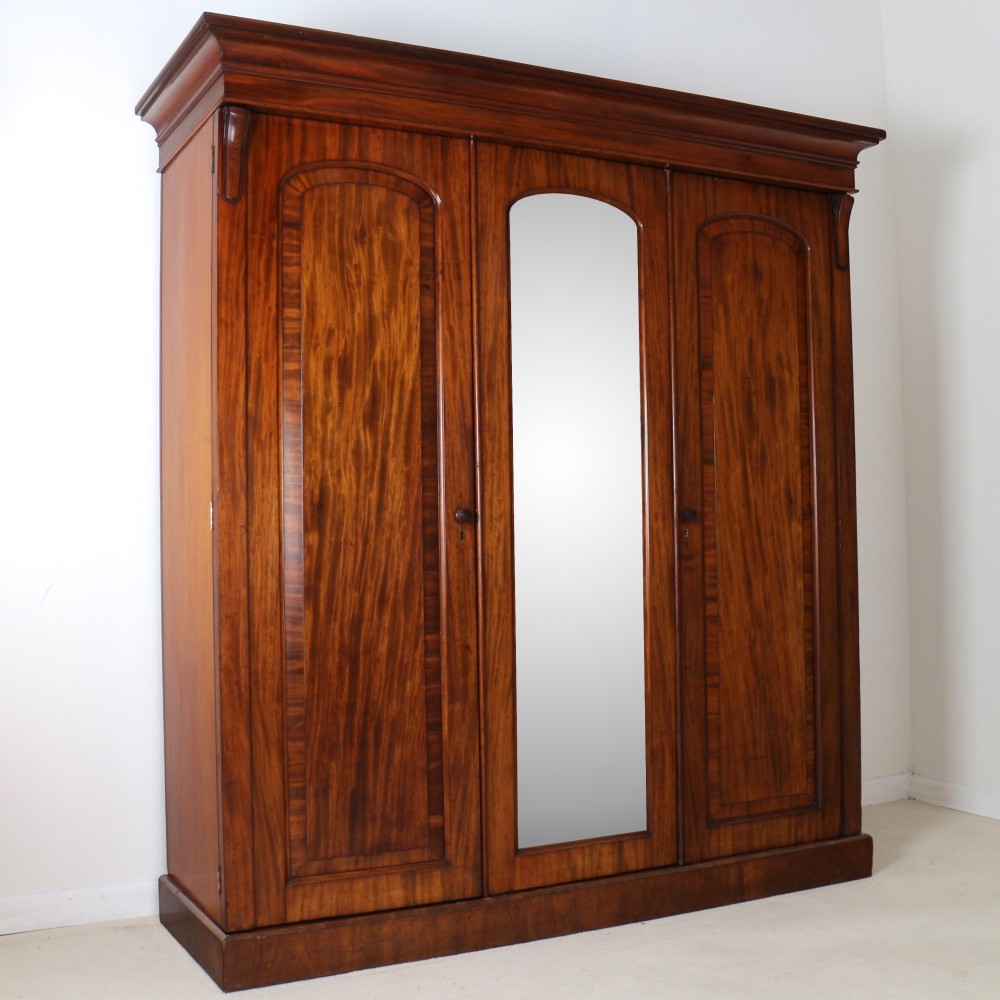 William IV Mahogany Three Door Fitted Wardrobe, c.1830 View XVIII