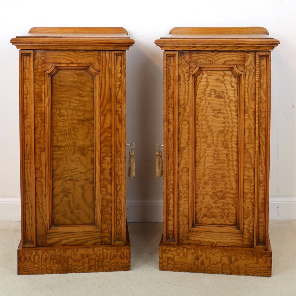 Pair of Scottish William IV Figured Elm Bedside Cabinets, c.1830