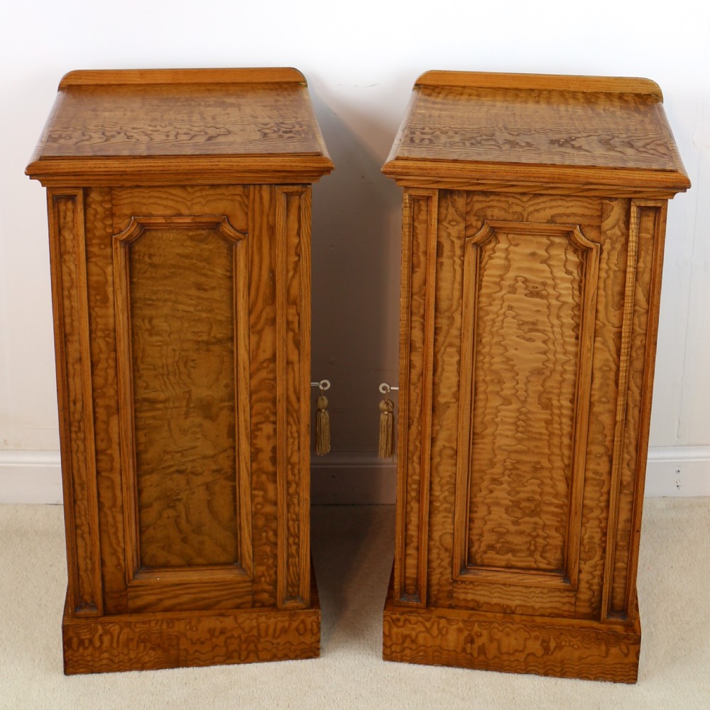 Pair of Scottish William IV Figured Elm Bedside Cabinets, c.1830 View II