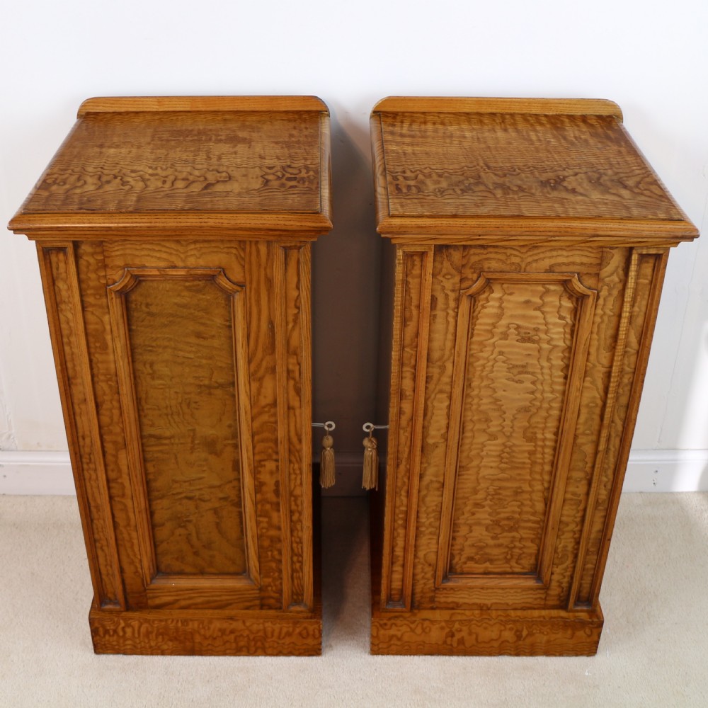 Pair of Scottish William IV Figured Elm Bedside Cabinets, c.1830 View III