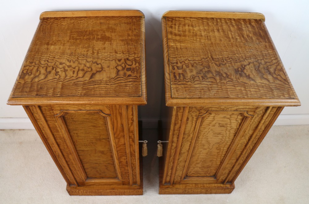 Pair of Scottish William IV Figured Elm Bedside Cabinets, c.1830 View IV