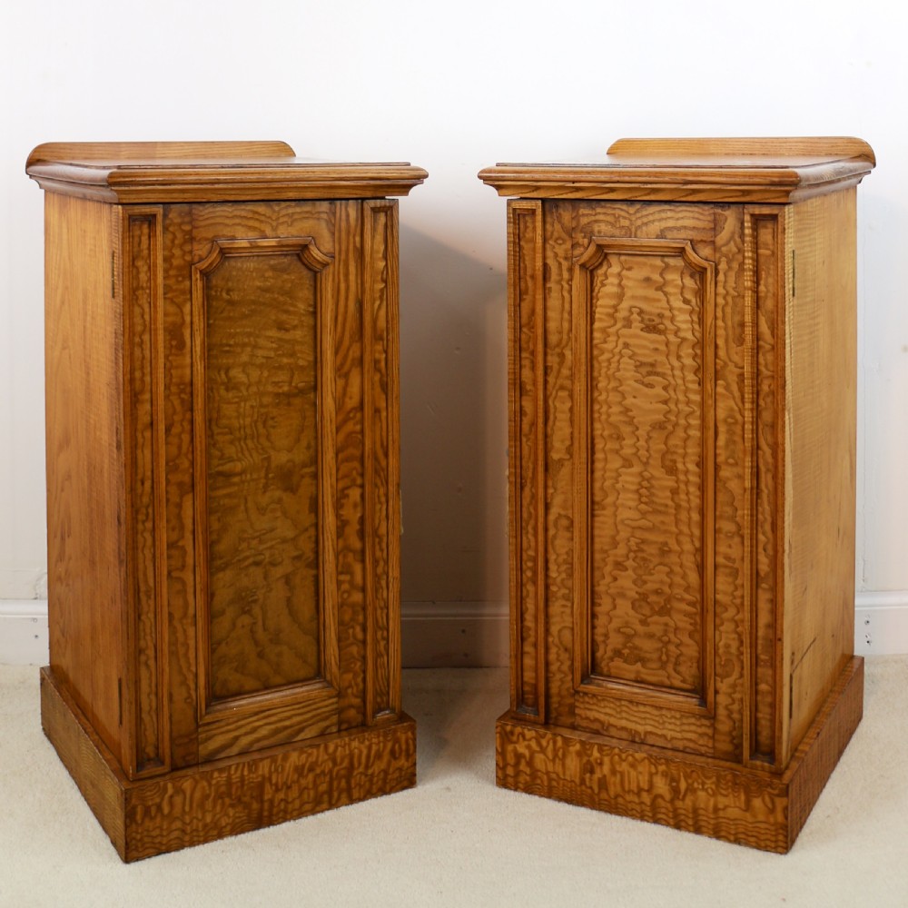Pair of Scottish William IV Figured Elm Bedside Cabinets, c.1830 View VII