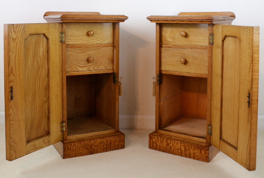 Pair of Scottish William IV Figured Elm Bedside Cabinets, c.1830 View IX