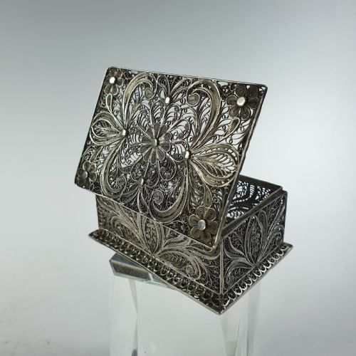 Fine Quality Early 19thc Silver Hinged Filigree Box
