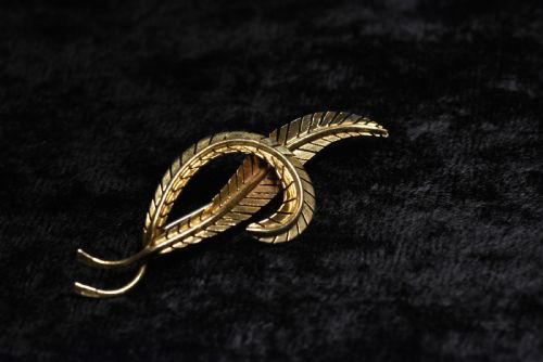 Delightful Vintage 18ct Gold Leaf Brooch