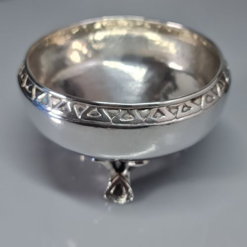 Fabulous Heavy Arts & Crafts Solid Silver Bowl on Three Feet London 1908
