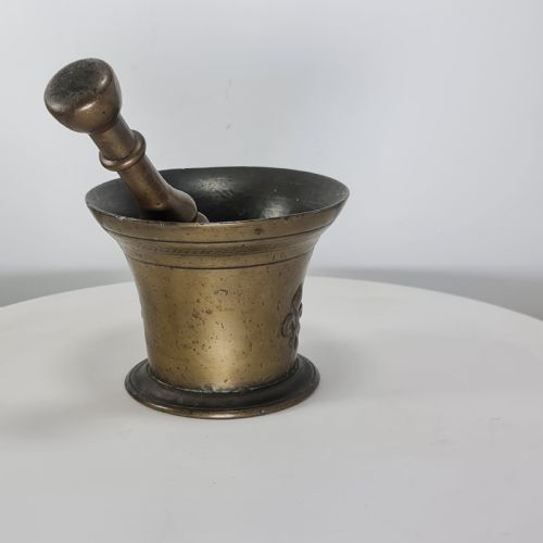 FABULOUS 18THC BRONZE MORTAR AND PESTLE WITH FLEUR DE LYS DESIGN - ADDITIONAL PHOTO 5