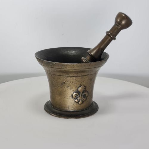 FABULOUS 18THC BRONZE MORTAR AND PESTLE WITH FLEUR DE LYS DESIGN - ADDITIONAL PHOTO 10