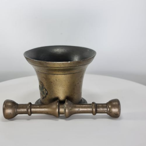 FABULOUS 18THC BRONZE MORTAR AND PESTLE WITH FLEUR DE LYS DESIGN - ADDITIONAL PHOTO 12