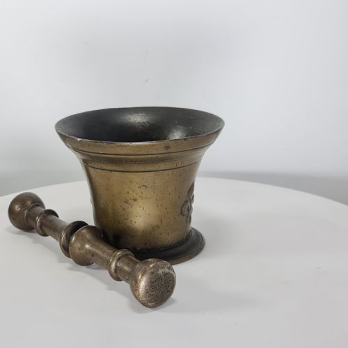 FABULOUS 18THC BRONZE MORTAR AND PESTLE WITH FLEUR DE LYS DESIGN - ADDITIONAL PHOTO 13