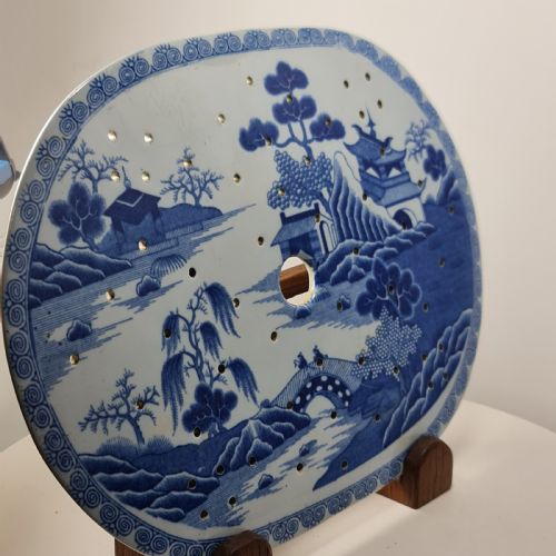 CHINESE LATE18THEARLY 19TH CENTURY BLUE AND WHITE WILLOW PATTERN DRAINER - ADDITIONAL PHOTO 5
