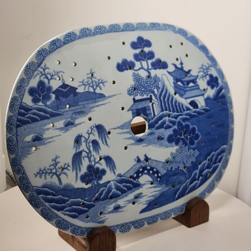 CHINESE LATE18THEARLY 19TH CENTURY BLUE AND WHITE WILLOW PATTERN DRAINER - ADDITIONAL PHOTO 7