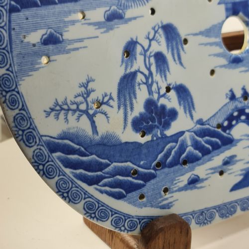 CHINESE LATE18THEARLY 19TH CENTURY BLUE AND WHITE WILLOW PATTERN DRAINER - ADDITIONAL PHOTO 8