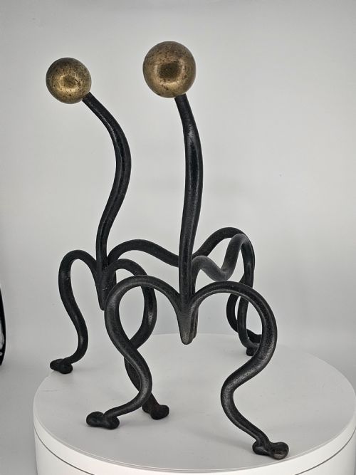 ELEGANT PAIR OF ARTS AND CRAFTS BRASS AND IRON ANDIRONS OR FIRE DOGS C1900 - ADDITIONAL PHOTO 5