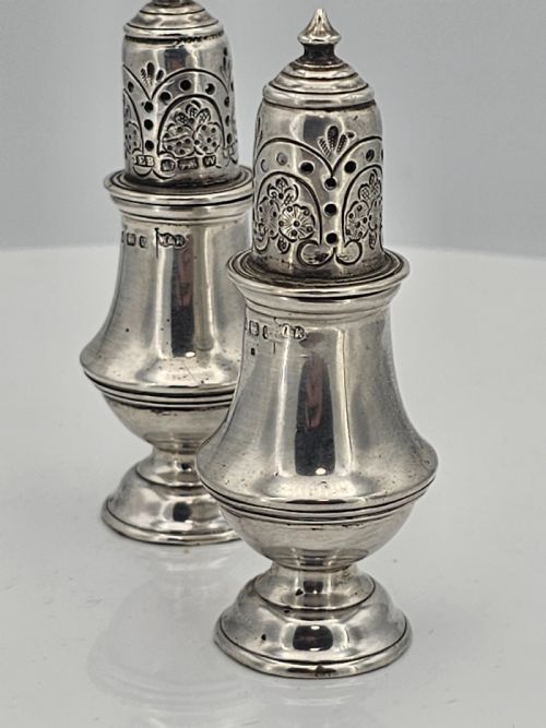 DELIGHTFUL PAIR OF SILVER PEPPERS WALKER HALL BY JOHN EDWARD BINGHAM 19THC - ADDITIONAL PHOTO 1