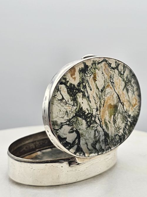 FINE QUALITY GREEN AGATE AND SILVER OVAL SNUFF BOX C 1900 - ADDITIONAL PHOTO 2
