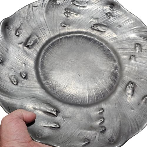 VINTAGE SWEDISH ART NOUVEAU PEWTER CHARGER BY OLOF AHLBERG SIGNED DECORATED ON THE FRONT WITH SWIMMING FISH RELIEF - ADDITIONAL PHOTO 1