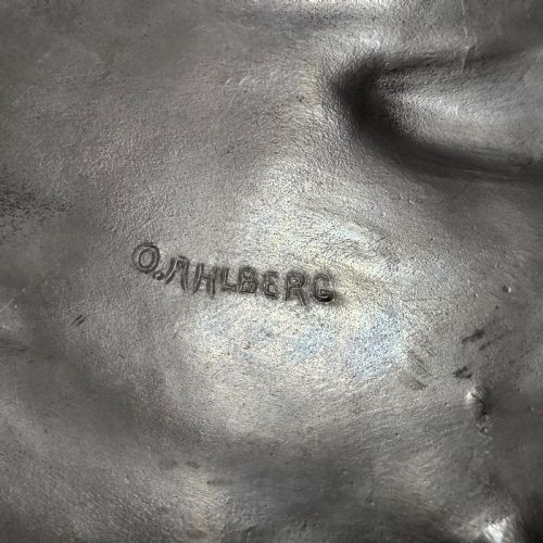 VINTAGE SWEDISH ART NOUVEAU PEWTER CHARGER BY OLOF AHLBERG SIGNED DECORATED ON THE FRONT WITH SWIMMING FISH RELIEF - ADDITIONAL PHOTO 4