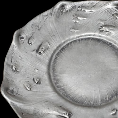 VINTAGE SWEDISH ART NOUVEAU PEWTER CHARGER BY OLOF AHLBERG SIGNED DECORATED ON THE FRONT WITH SWIMMING FISH RELIEF - ADDITIONAL PHOTO 5