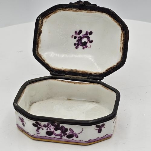 ATTRACTIVE LATE 18THEARLY 19THC PAINTED PATCH BOX - ADDITIONAL PHOTO 9