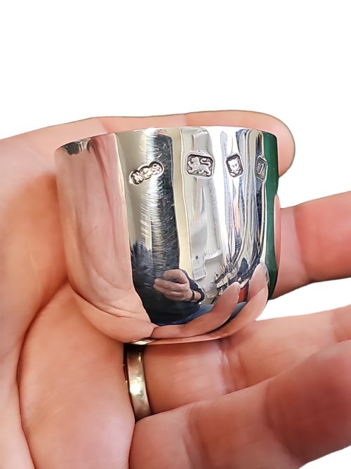 DELIGHTFUL HEAVY GAUGE SILVER SMALL TOT TUMBLEREGG CUP LONDON 1966 - ADDITIONAL PHOTO 1