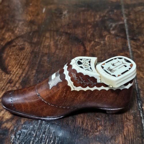 EXQUISITE RARE DATED VERY LARGE 19THC INLAID TREEN NOVELTY SNUFFTOBACCO BOX FORMED AS A SHOE - ADDITIONAL PHOTO 8