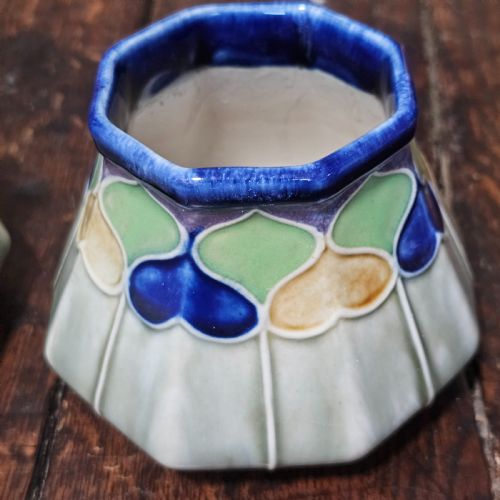 DELIGHTFUL PAIR OF ART DECO DOULTON POTS POSSIBLY JANE HURST C1920 - ADDITIONAL PHOTO 2