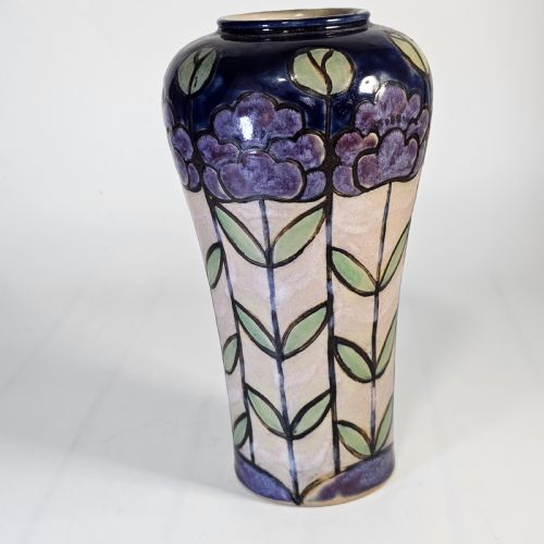ATTRACTIVE EARLY 20THC ANNIE LYONS ROYAL DOULTON FLORAL VASE IN BLUE PURPLE AND CREAMY WHITE - ADDITIONAL PHOTO 3