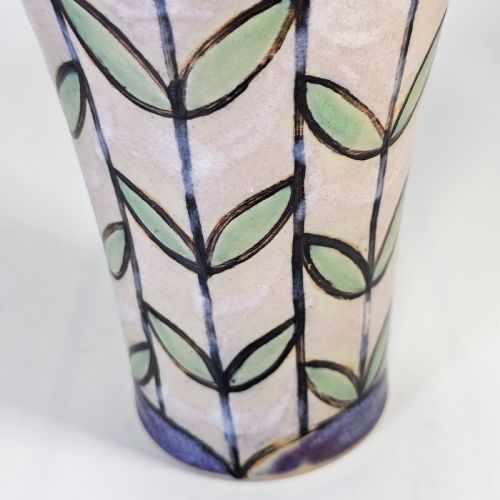 ATTRACTIVE EARLY 20THC ANNIE LYONS ROYAL DOULTON FLORAL VASE IN BLUE PURPLE AND CREAMY WHITE - ADDITIONAL PHOTO 5