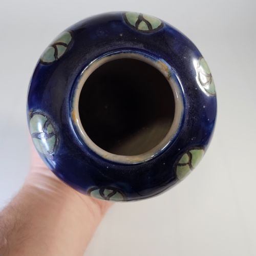 ATTRACTIVE EARLY 20THC ANNIE LYONS ROYAL DOULTON FLORAL VASE IN BLUE PURPLE AND CREAMY WHITE - ADDITIONAL PHOTO 7