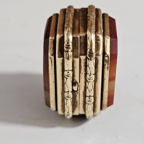 19THC GILT METAL SNUFF BOX WITH DOUBLE AGATE TO BOTH BASE AND LID - ADDITIONAL PHOTO 3